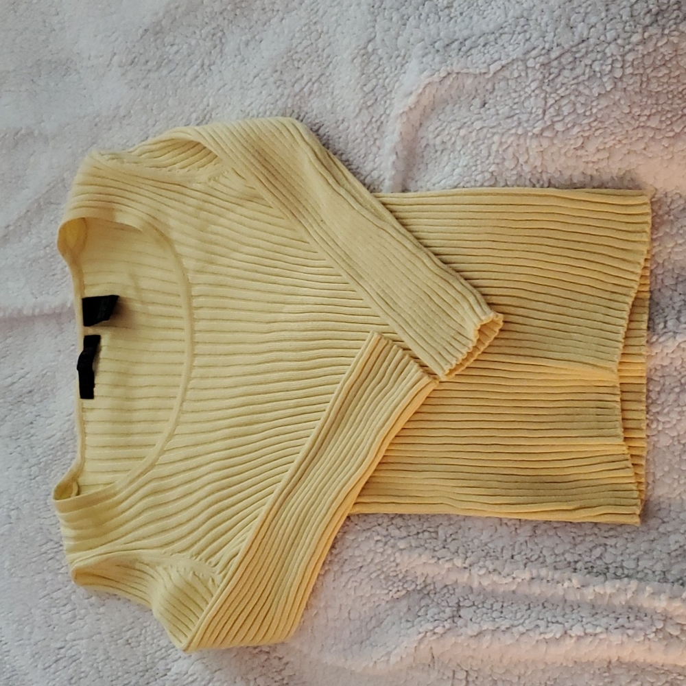 Yellow, fitted sweater